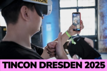 Junger Mann mit VR-Brille und Mobiltelefon in der Hand